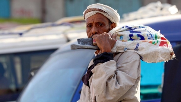 عمال اليمن.. ديون تثقل كاهلهم وفقر يعجزهم عن توفير احتياجات أسرهم