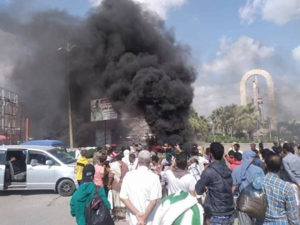احتجاجات غاضبة في شوارع عدن احتجاجا على تأخر صرف الرواتب
