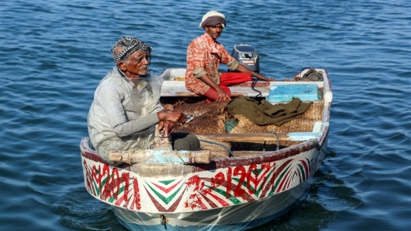 إريتريا تنقذ 12 صيادا يمنيا بعد يومين من فقدانهم بالبحر