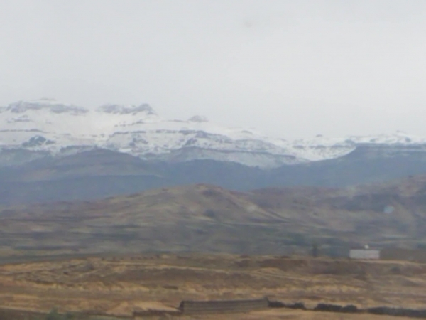 الثلوج تكسو جبل النبي شعيب غرب صنعاء في حدث نادر التكرار