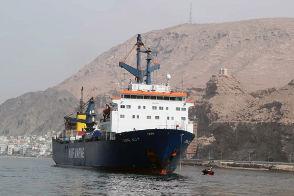 مصادر: الامارات تُفرّغ 3 سفن أسلحة في ميناء المكلا