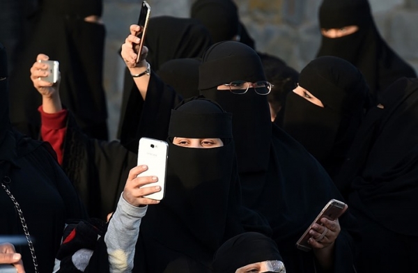 سويسرا تتبنى حظر تغطية الوجه والنقاب بالأماكن العامة