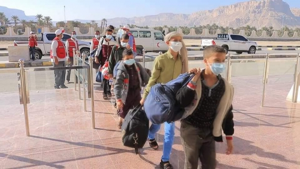 الصليب الأحمر يتسلم 14 طفلاً كانوا يقاتلون في صفوف الحوثي بمأرب
