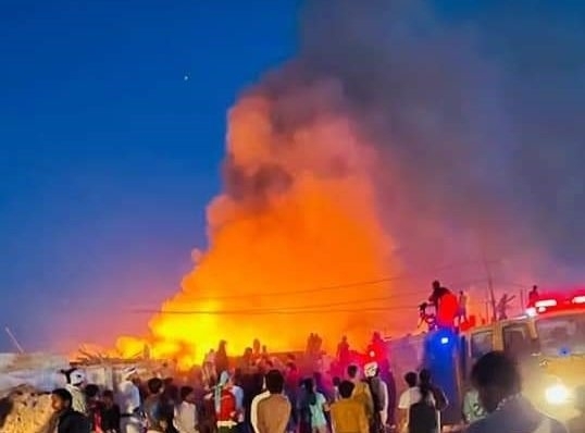 وفاة وإصابة 5 أشخاص وتدمير 35 مسكنا جراء حريق في مخيم الجفينة بمأرب