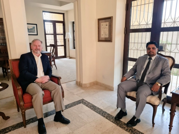 وزير الكهرباء يلتقي السفير الأمريكي لمناقشة سبل تحسين المنظومة الكهربائية في اليمن
