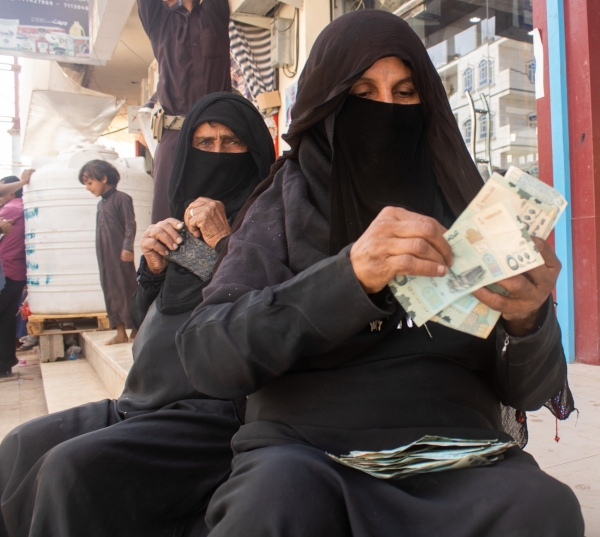 توزيع مساعدات نقدية على 64 ألف أسرة يمنية نازحة