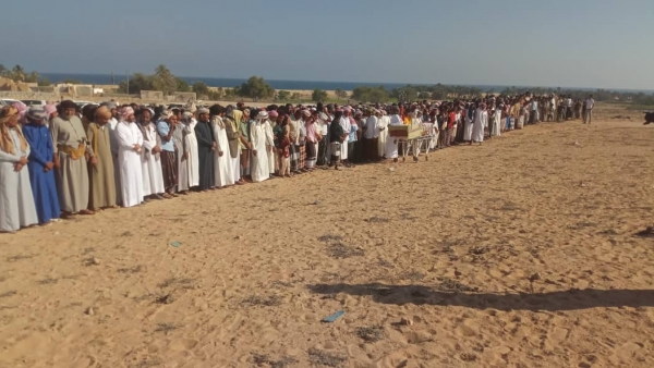 الآلاف يشيعون جثمان رئيس لجنة اعتصام المهرة الشيخ عامر كلشات