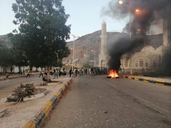 تواصل احتجاجات انقطاع الكهرباء في عدن