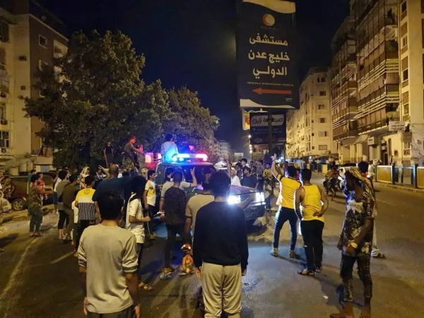 عدن.. مواطنون يغلقون شارع المعلا احتجاجا على انقطاع الكهرباء