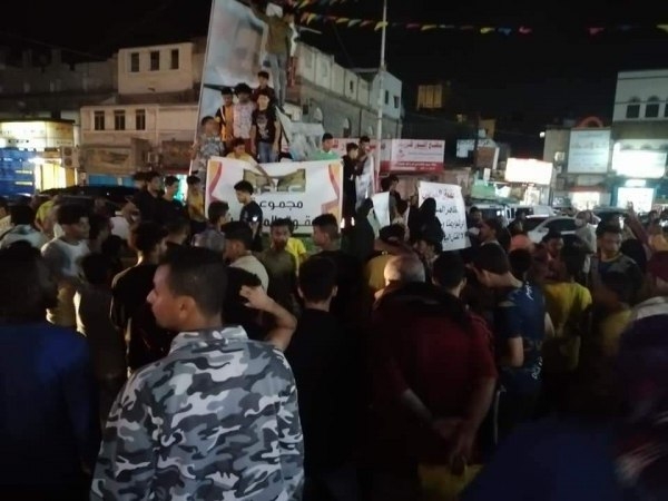 عدن.. مواطنون يتظاهرون للمطالبة بإيقاف انتهاكات مليشيا الانتقالي