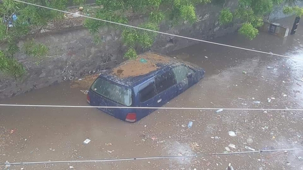 أمطار غزيرة في عدن تسببت بإغلاق الشوارع وأضرار بالمباني والمركبات