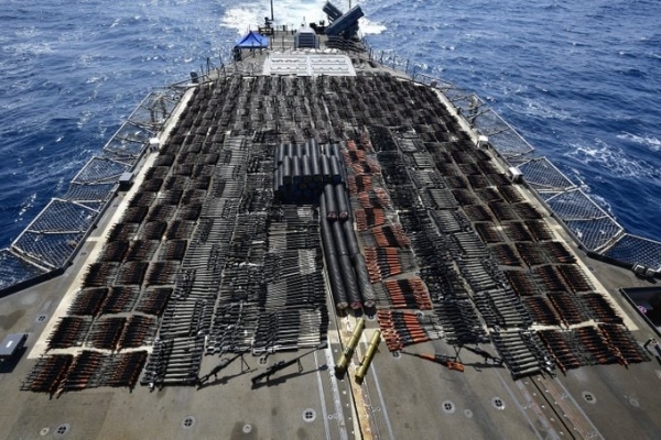 البحرية الأمريكية تضبط شحنة أسلحة في بحر العرب يعتقد أنها كانت في طريقها لليمن