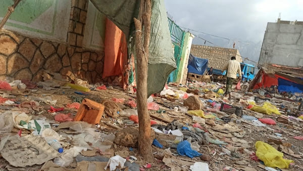 سقطرى.. تكدس القمامة في شوارع حديبو في ظل تعطيل الانتقالي لمؤسسات الدولة