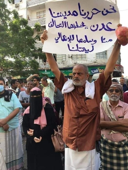 محتجون في عدن يُحملّون التحالف مسؤولية تدهور الخدمات