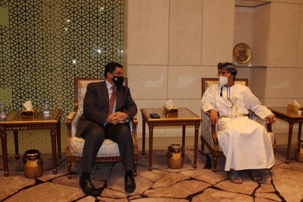وزير الخارجية يصل مسقط لمناقشة جهود إحلال السلام في اليمن
