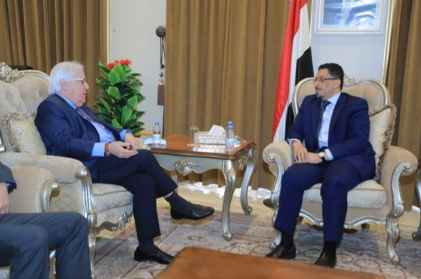 وزير الخارجية يلتقي المبعوثين الأممي والأمريكي لبحث جهود السلام في اليمن