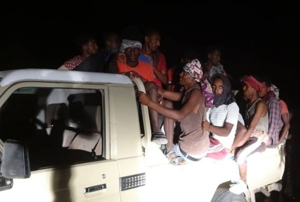 تحرير عشرات المهاجرين الأفارقة من منزل مُهرب بأبين