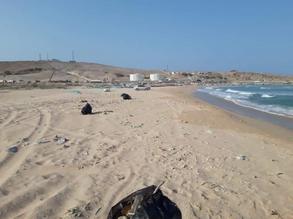 المهرة.. منتدى شبابي ينفذ حملة نظافة لشاطئ نشطون السياحي