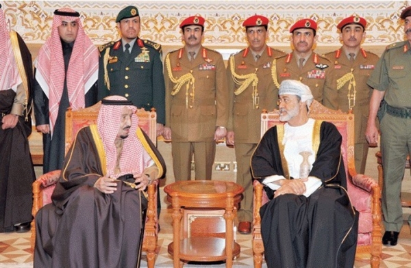 بلومبيرغ: زيارة سلطان عُمان مؤشر على تبدل تحالفات السعودية (تحليل)