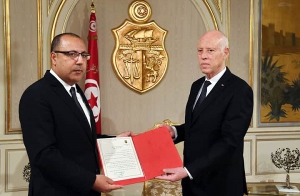 رئيس وزراء تونس يعلن استعداده تسليم السلطة
