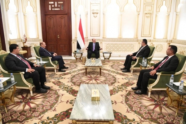 الرئيس هادي يجتمع بنائبه ورئيس الحكومة بعد عودته من رحلته العلاجية