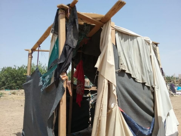 لجنة مخيمات النازحين: تفاقم معاناة النازحين في 73 مخيماً في مأرب جراء الأمطار وتضاريس الصحاري