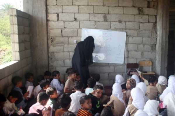اليمن.. عام دراسي جديد تحاصره نيران الحرب وغلاء المعيشة