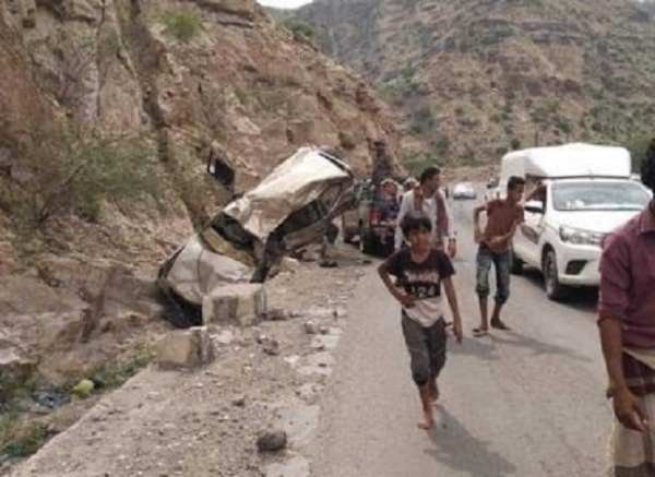 مرور إب: وفاة وإصابة 7 اشخاص نتيجة سقوط سيارتين في نقيل سمارة