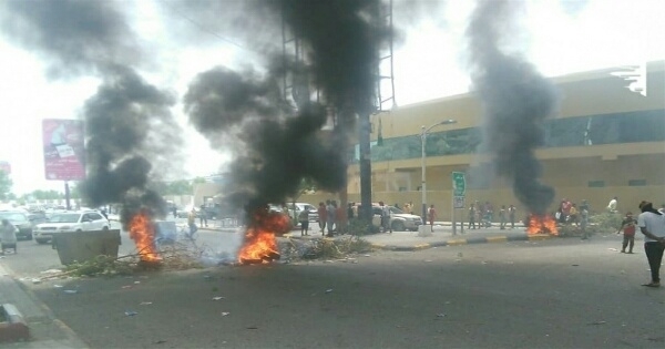 محتجون في عدن يطالبون بتوفير الخدمات وإطلاق سراح المعتقلين