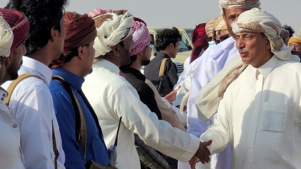 محافظ المهرة يعود إلى المحافظة بعد زيارة رسمية شملت السعودية وعُمان والأردن