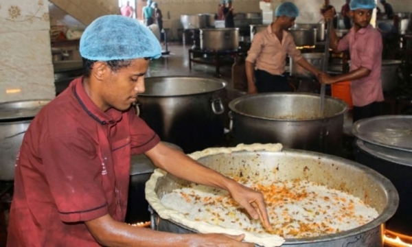 "الزربيان" وجبة شعبية يمنية مشهورة مستوحاة من البرياني الهندية