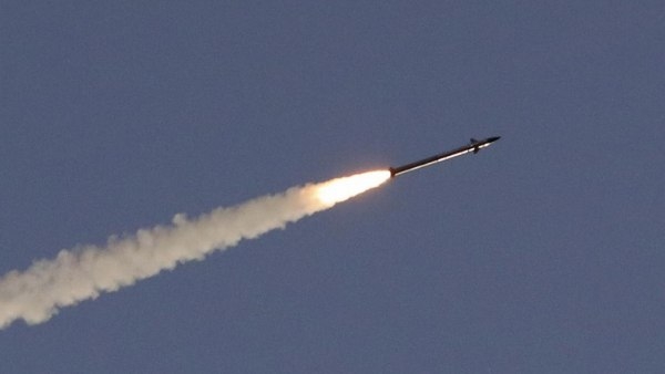 جماعة الحوثي تعلن استهداف أهداف سعودية في جازان بثلاثة صواريخ باليستية وتتوعد بالمزيد