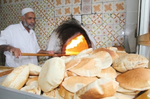 سلطات وادي حضرموت تبدأ بيع الخبز للمواطنين بنصف قيمته