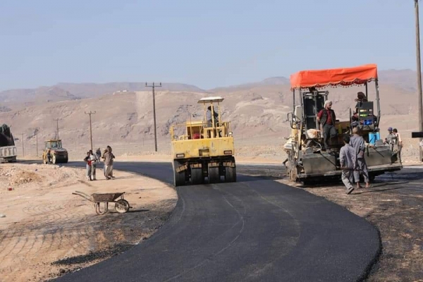 المهرة.. تدشين العمل في مشروع أعمال سفلتة طريق (الغيضة الصغيرة - درفات) بسيحوت