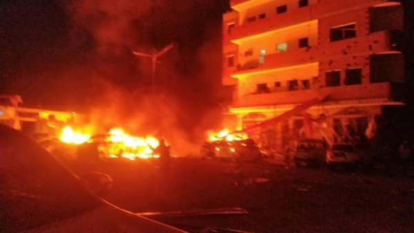 إحصائية أولية.. 14 قتيلا وجريحًا بانفجار سيارة مفخخة أمام بوابة مطار عدن الدولي