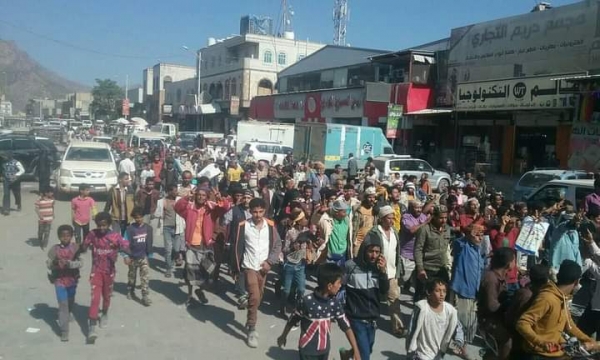 "لا تحالف بعد اليوم".. العشرات يتظاهرون في الضالع رفضًا لسياسة التجويع