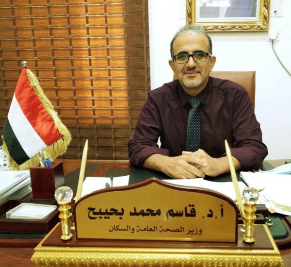 أول وزير يمني يلوّح بالاستقالة من منصبه جراء انهيار العملة
