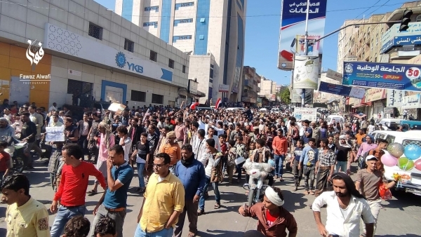 مظاهرة حاشدة في تعز تطالب بإقالة الحكومة ورحيل التحالف