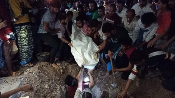 عدن.. مئات المواطنين يشيعون جثمان التربوي "إيهاب باوزير" الذي اغتاله مجهولون