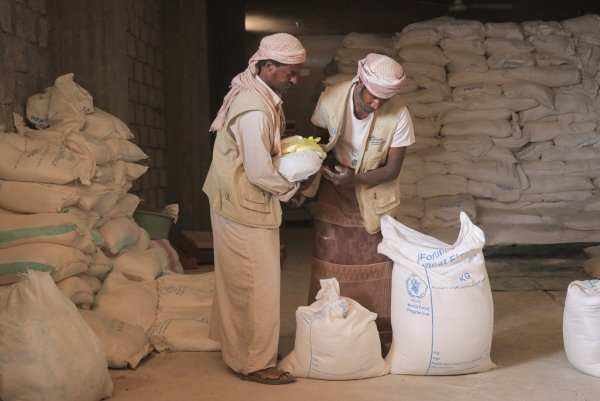 الأغذية العالمي يدشن توزيع المساعدات الغذائية للنازحين في مأرب
