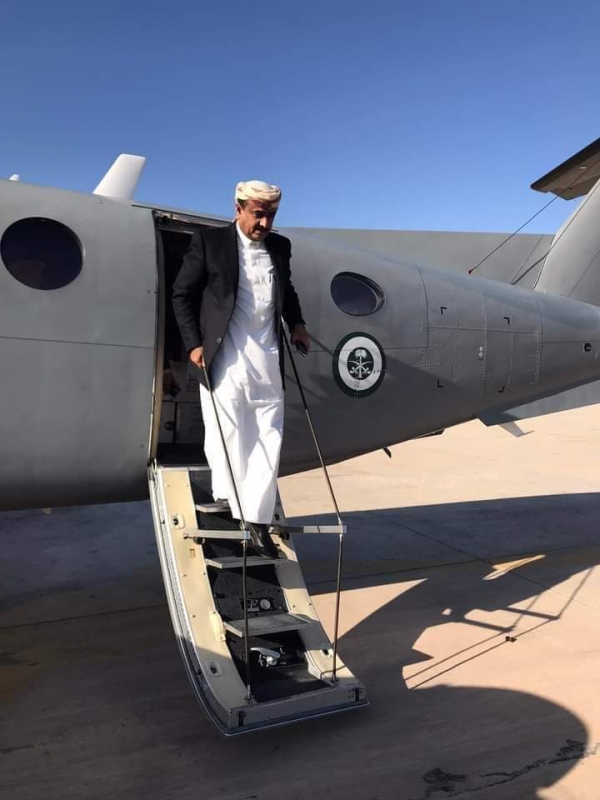 عبر طائرة سعودية.. محافظ شبوة عوض الوزير يصل عتق