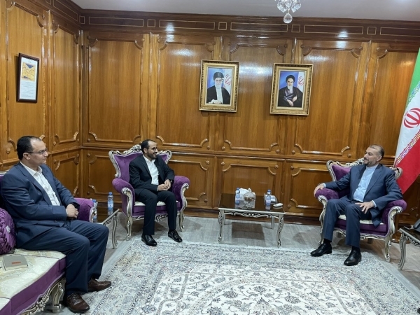 وزير الخارجية الإيراني يلتقي وفد الحوثيين في مسقط