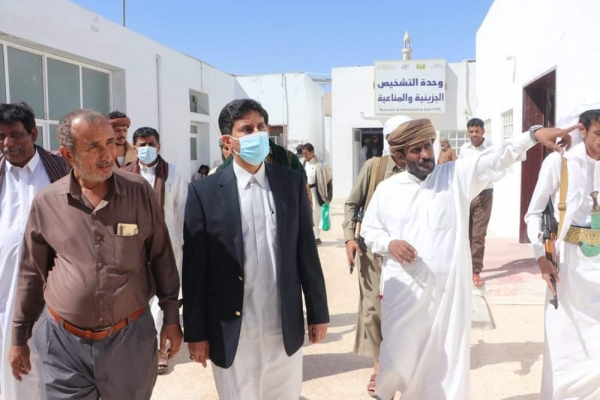 "السلطان محمد آل عفرار" يزور مستشفى الغيضة ويقدم دعمًا ماديًا للنزلاء والطواقم الطبية