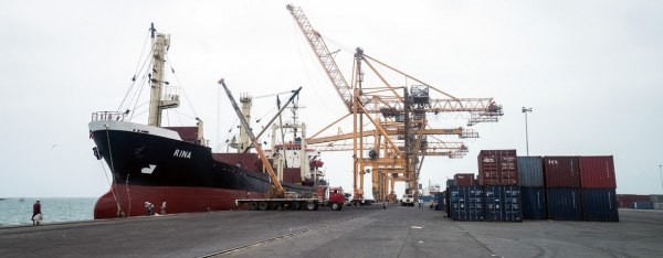 الحكومة تعلن السماح لدخول سفن مشتقات نفطية إلى الحديدة