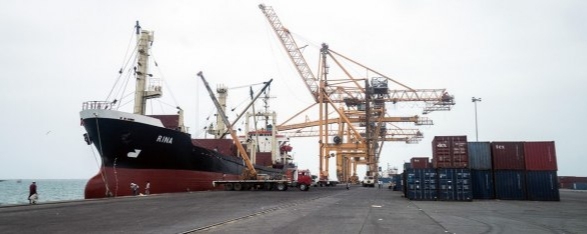 جماعة الحوثي: وصول سفينة نفطية إلى غاطس ميناء الحديدة