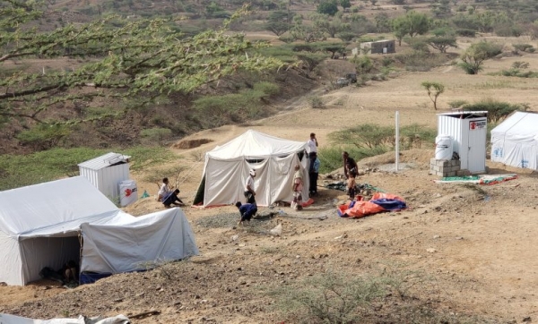 إصابة 3 أطفال وامرأة بقصف حوثي مخيم للنازحين غربي تعز