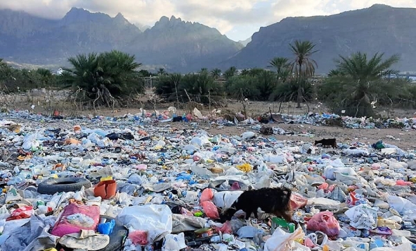 سقطرى تغرق في القمامة وسط مخاوف من كارثة بيئية.. (صور)