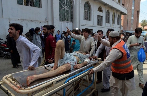 مقتل وإصابة أكثر من 100 شخص بتفجير مسجد في بيشاور الباكستانية