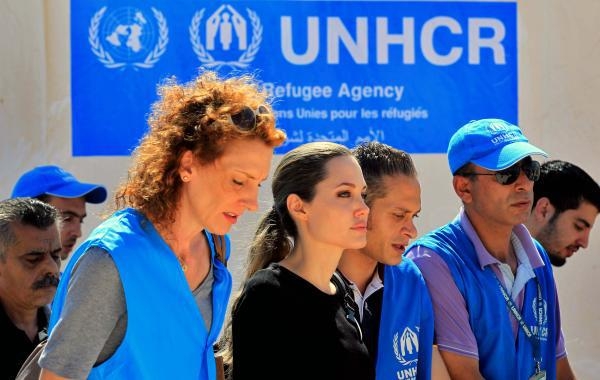 وصول الممثلة الأمريكية الشهيرة أنجلينا جولي إلى اليمن في مهمة إنسانية