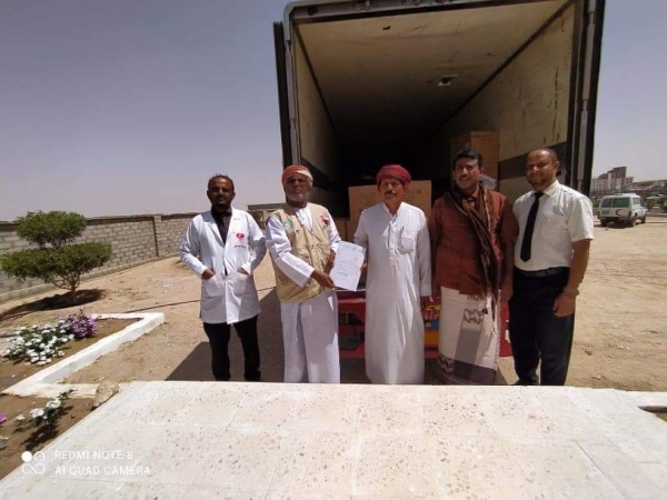 مقدمة من سلطنة عمان.. تسليم شحنة من الأدوية لمركز السلطان قابوس الصحي بشحن